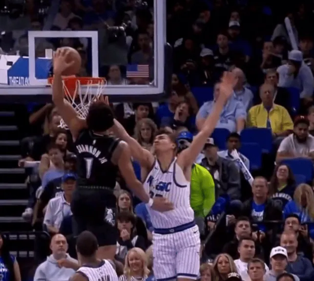 低调看直播-香农径直杀入禁区，直接起飞上演炸裂隔人劈扣