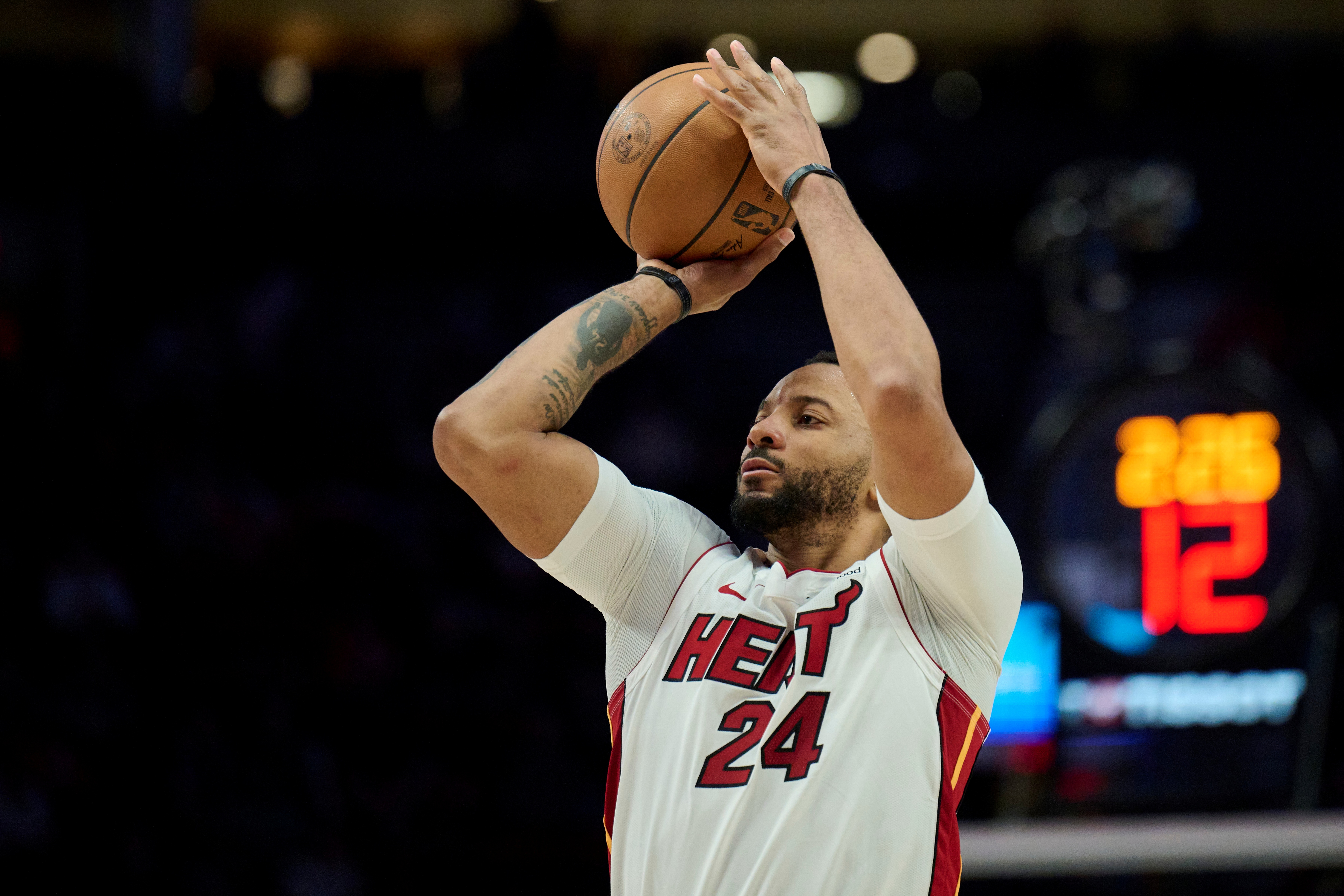 板凳发力！诺曼·鲍威尔替补17中8砍下25分 三分7中3